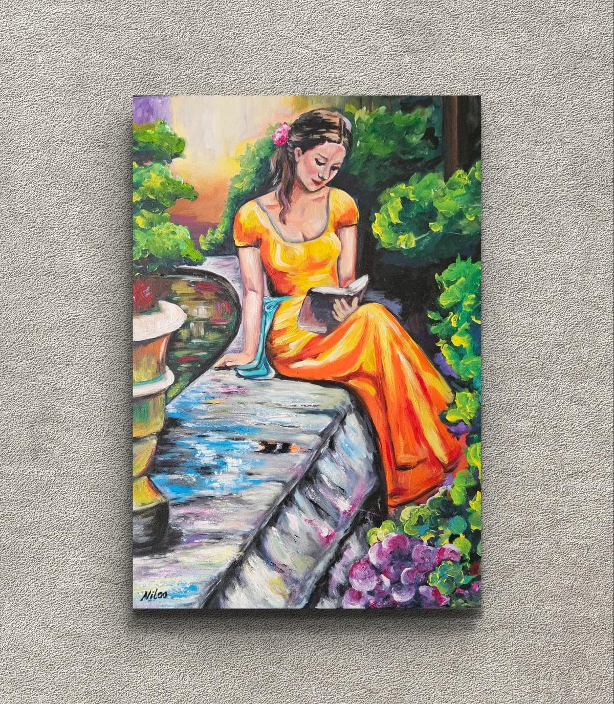 Acrylgemälde auf Leinwand 70 x 50 cm zeigt eine lesende Frau in einem orangefarbenen Kleid, die am Teich sitzt. Studie nach Paul Hey. (Preis ohne Rahmen)
