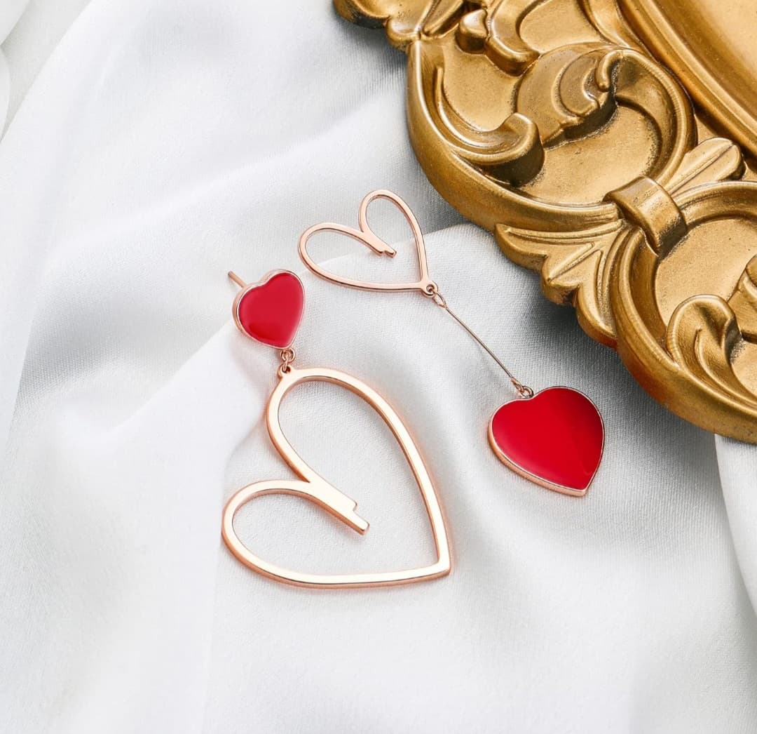 
Trendige asymmetrische Herz-Ohrringe in Rosegold mit rotem Detail – verspielter Schmuck für jeden Tag. Perfekt als kleines Geschenk oder süßes Accessoire.